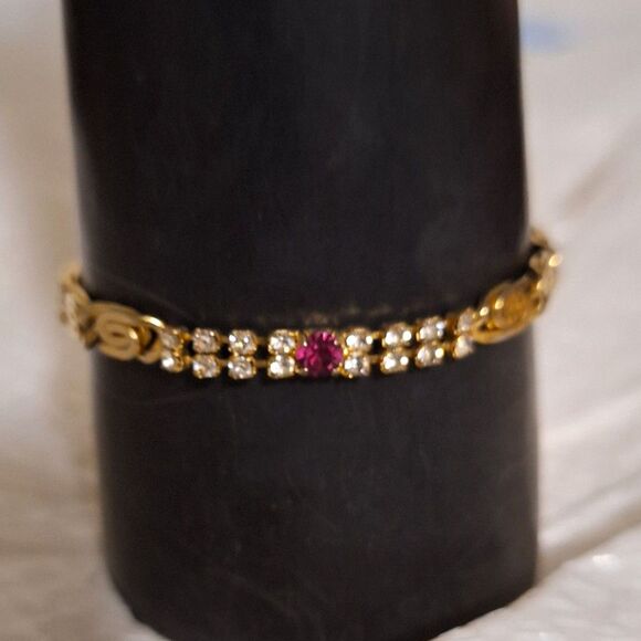 A Women's Vintage Tennis Bracelet Rhinestone Gold Tone Elegant Feminine - Picture 1 of 9